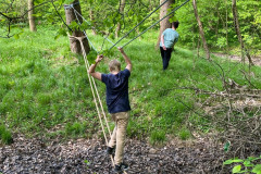 Chlapec na visutém mostu z lan.