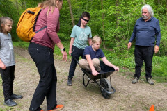 Jeden chlapec veze druhého v kolečkách.