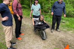 Jeden chlapec veze druhého v kolečkách.