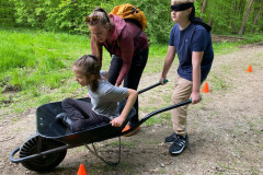 Jeden chlapec veze druhého v kolečkách.