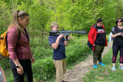 Chlapec střílí z airsoftové pistole.