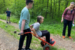 Jeden chlapec veze druhého na rudlu.