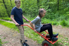 Jeden chlapec veze druhého na rudlu.