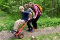 Jeden chlapec veze druhého na rudlu.