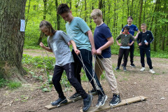 Chlapci jsou společně na dřevěných lyžinách.