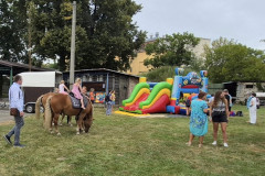 Jízda na koních a skákací hrad.