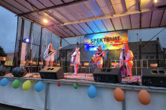 Vystupující na podiu.