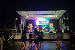 Vystupující na podiu a taneční parket pod ním.