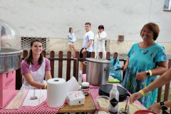 Stánek s palačinkami a cukrovou vatou.