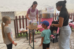 Stánek s palačinkami a cukrovou vatou.