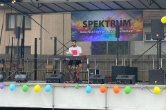 Vystupující na podiu.