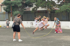 Skákání přes lano.