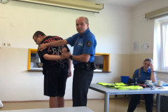 Pan policista ukazuje chvat na žákovi.
