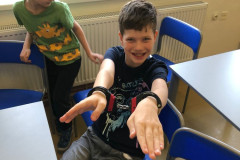 Chlapec s poutama na rukou.