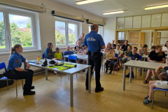 Beseda s policií ve školní jídelně.