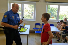 Beseda s policií ve školní jídelně.