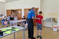 Beseda s policií ve školní jídelně.