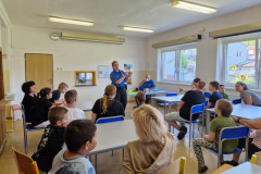 Beseda s policií ve školní jídelně.