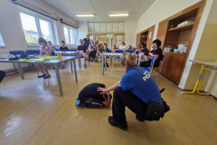 Beseda s policií ve školní jídelně.