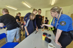 Beseda s policií ve školní jídelně.