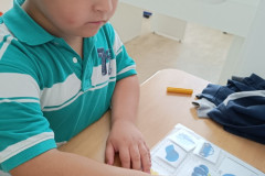 Chlapec pracuje v lavici.