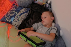 Chlapec relaxuje ve snoezelenu.