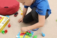 Chlapec pracuje s hrou na barvičky.