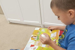 Chlapec s Albi tužkou.