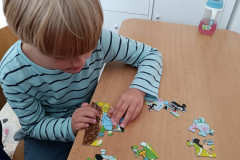 Chlapec skládá puzzle.