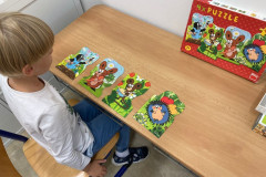 Chlapec skládá puzzle.