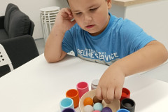 Chlapec hledá stejné barvy.