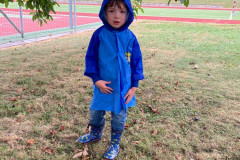 Chlapec na zahradě školy.