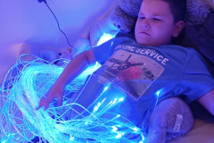 Chlapec relaxuje ve snoezelenu.