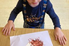 Chlapec pracuje při výtvarné výchově.