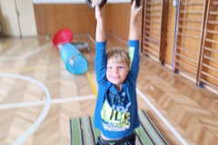 Chlapec na kruzích v tělocvičně.