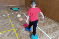 Chlapec na překážkové dráze v tělocvičně.