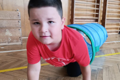 Chlapec prolézá tunelem.