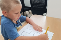 Chlapec pracuje v lavici.