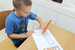 Chlapec pracuje v lavici.