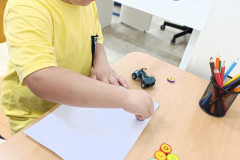 Chlapec pracuje v lavici.