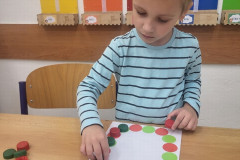 Chlapec pracuje s barevnými vršky.