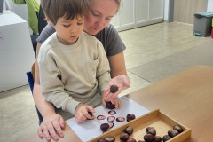 Chlapec pracuje s paní asistentkou.