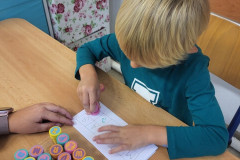 Chlapec pracuje s paní asistentkou.