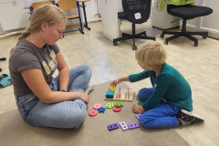 Chlapec pracuje s paní asistentkou.