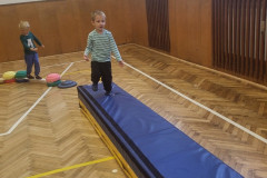 Chlapci na překážkové dráze v tělocvičně.