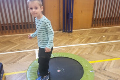 Chlapec na trampolíně.