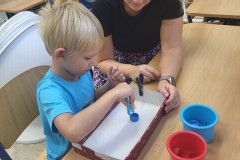 Chlapec pracuje s paní asistentkou.