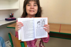 Dívka čte knížku.