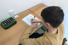 Chlapec plní úkol v lavici.