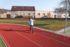 Chlapec na hřišti prochází kruhama.